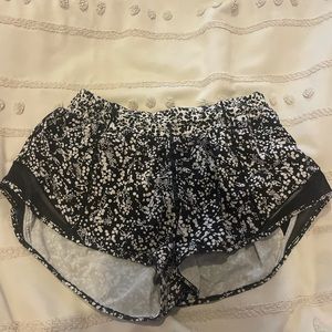 lululemon hotty hot size 8 2.5 inch